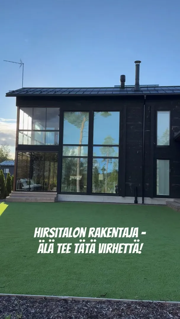 Kun kaksi vuotta sitten muutimme tähän hirsikotiin, musta väri miellytti meitä kovasti eikä ajatuksissa ollut vaihtaa väriä, vaikka tiesimme maalauksen olevan vuoden sisällä edessä. Aurinkoinen asuinpaikka ja musta hirsi eivät kuitenkaan ole kavereita k