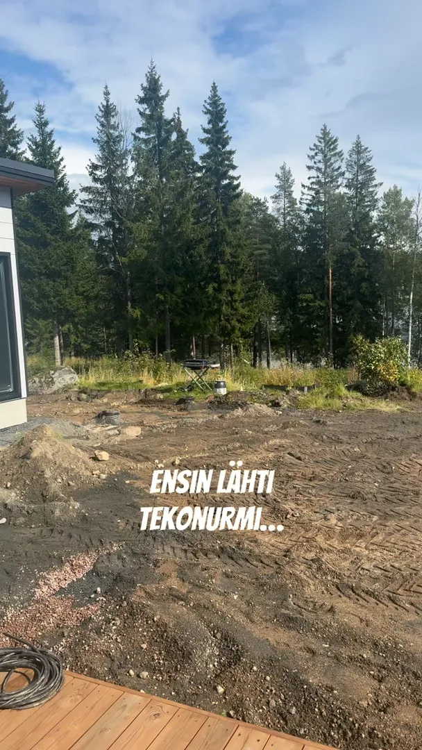 Neljä naapuria on tullut hymyillen kommentoimaan viimeisen vuorokauden aikana, että ”teillä on aikamoinen myllerrys käynnissä” 🙈 Ja niinhän meillä on! 😅 Vanhassa pihassa oli meidän makuun liikaa muovia & asfalttia sekä liian vähän ravintoa & pesäpaikk