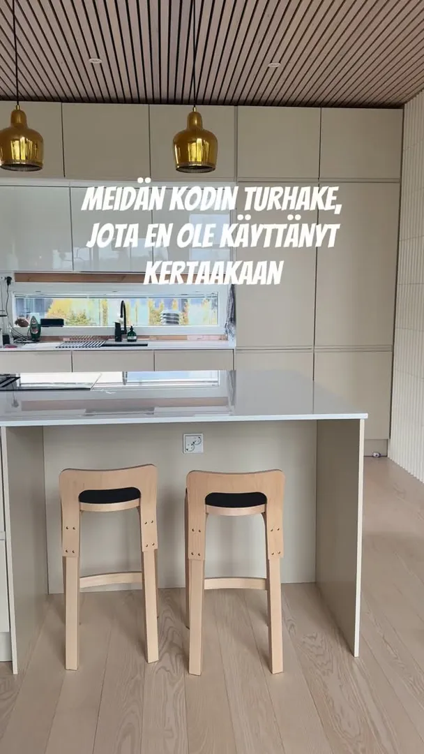 Ystäväni saattaisivat sanoa, että omalla kohdallani uuni ja liesi ovat turhakkeita, mutta uskokaa tai älkää, teen ruokaa lähes päivittäin 😄 Tämä jääkaapin jalkapoljin sen sijaan on jotain, jota en oikeasti ole koskaan käyttänyt (enkä olisi itse edes hok
