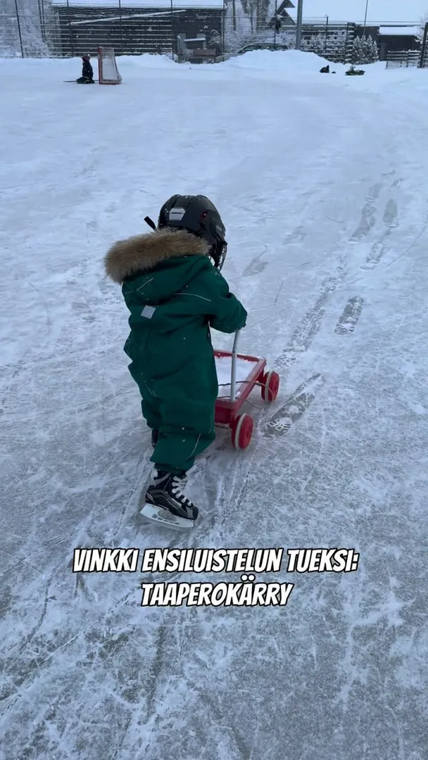 Tarinoiden puolella jaettu video sai niin paljon reaktioita ja jakoja, että jaetaan nyt tännekin jos olisi muillekin hyötyä ⛸️❤️ Jääkiekon parissa pitkään työskennellyt naapurimme antoi vinkin lumella täytetystä taaperokärrystä tukena, kun kerroimme, ett